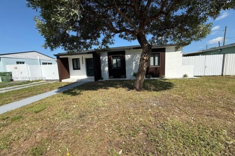 Villa ou maison à vendre à Hialeah, Floride: 2 chambres, 86.96 m2 № 2414521 - photo 5