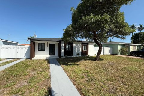 Villa ou maison à vendre à Hialeah, Floride: 2 chambres, 86.96 m2 № 2414521 - photo 4