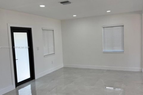 Villa ou maison à vendre à Hialeah, Floride: 2 chambres, 86.96 m2 № 2414521 - photo 13