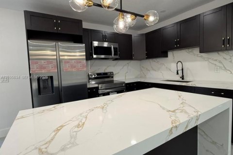 Villa ou maison à vendre à Hialeah, Floride: 2 chambres, 86.96 m2 № 2414521 - photo 23