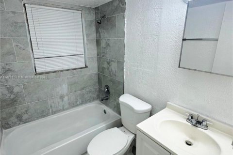 House in Pompano Beach, Florida 3 bedrooms, 306.76 sq.m. № 1923635 - photo 14
