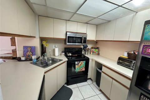 Townhouse in Miami, Florida 2 bedrooms, 107.02 sq.m. № 1730718 - photo 15