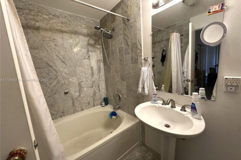Townhouse in Miami, Florida 2 bedrooms, 107.02 sq.m. № 1730718 - photo 12