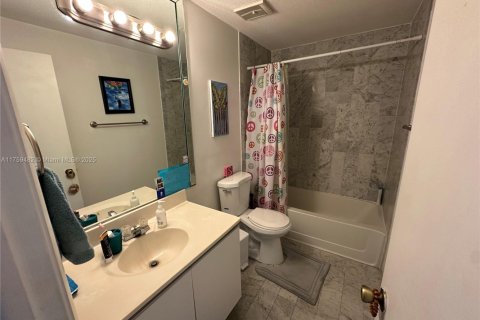 Townhouse in Miami, Florida 2 bedrooms, 107.02 sq.m. № 1730718 - photo 14