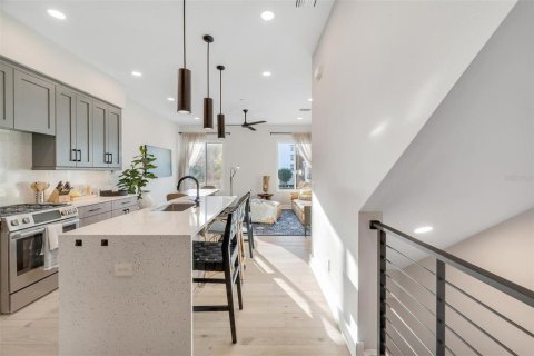 Townhouse in Saint Petersburg, Florida 2 bedrooms, 155.98 sq.m. № 2312883 - photo 6