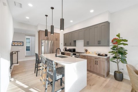 Townhouse in Saint Petersburg, Florida 2 bedrooms, 155.98 sq.m. № 2312883 - photo 9