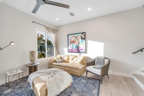 Townhouse in Saint Petersburg, Florida 2 bedrooms, 155.98 sq.m. № 2312883 - photo 18
