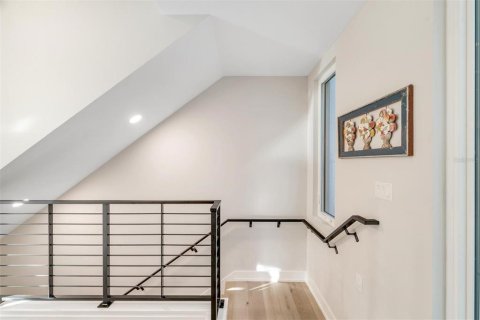 Townhouse in Saint Petersburg, Florida 2 bedrooms, 155.98 sq.m. № 2312883 - photo 4