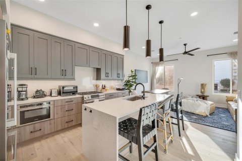 Townhouse in Saint Petersburg, Florida 2 bedrooms, 155.98 sq.m. № 2312883 - photo 7