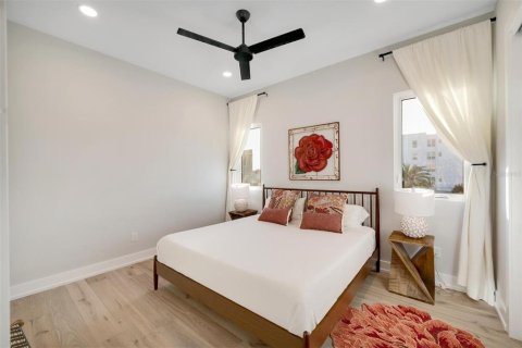 Townhouse in Saint Petersburg, Florida 2 bedrooms, 155.98 sq.m. № 2312883 - photo 25