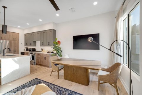 Townhouse in Saint Petersburg, Florida 2 bedrooms, 155.98 sq.m. № 2312883 - photo 14