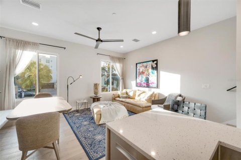 Townhouse in Saint Petersburg, Florida 2 bedrooms, 155.98 sq.m. № 2312883 - photo 15
