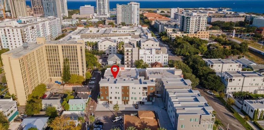 Townhouse in Saint Petersburg, Florida 2 bedrooms, 155.98 sq.m. № 2312883
