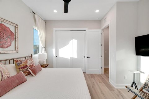 Townhouse in Saint Petersburg, Florida 2 bedrooms, 155.98 sq.m. № 2312883 - photo 26