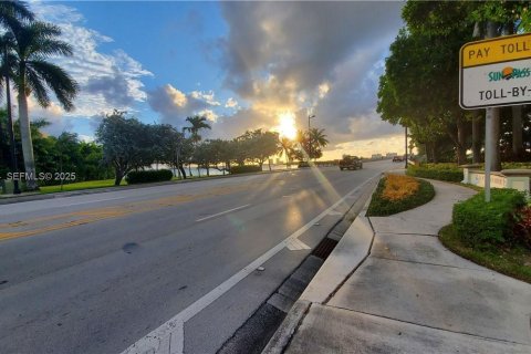 Terreno en venta en Bay Harbor Islands, Florida № 2038852 - foto 5