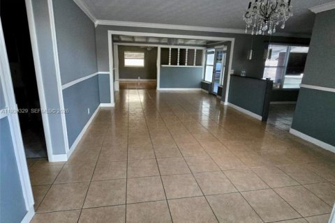 House in Palm Springs, Florida 5 bedrooms, 208.94 sq.m. № 1999446 - photo 2