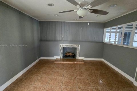 House in Palm Springs, Florida 5 bedrooms, 208.94 sq.m. № 1999446 - photo 4