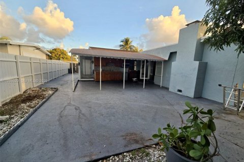 House in Palm Springs, Florida 5 bedrooms, 208.94 sq.m. № 1999446 - photo 5