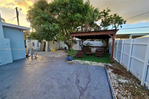 House in Palm Springs, Florida 5 bedrooms, 208.94 sq.m. № 1999446 - photo 6