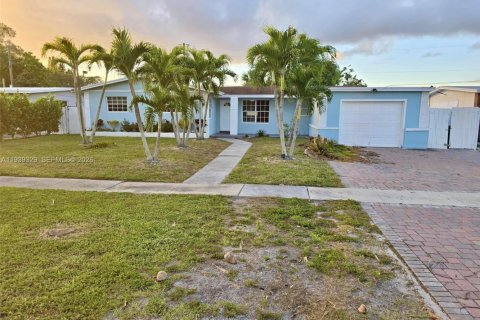 House in Palm Springs, Florida 5 bedrooms, 208.94 sq.m. № 1999446