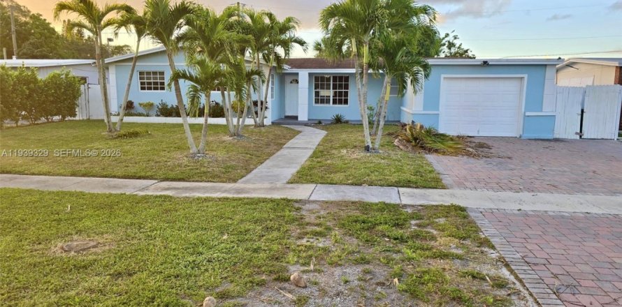 House in Palm Springs, Florida 5 bedrooms, 208.94 sq.m. № 1999446