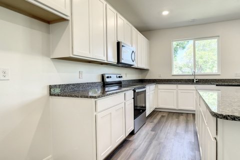 Townhouse in LEGACY HILLS in Apopka, Florida 4 bedrooms, 202 sq.m. № 35160 - photo 1
