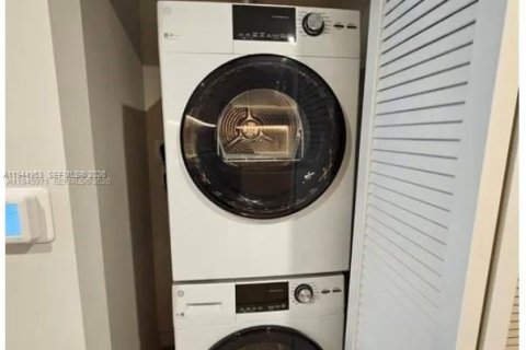 Condominio en alquiler en Miami, Florida, 1 dormitorio № 2010548 - foto 12