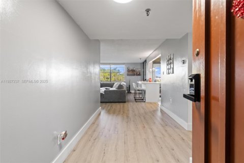 Copropriété à vendre à Miami, Floride: 2 chambres, 111.2 m2 № 1987012 - photo 5