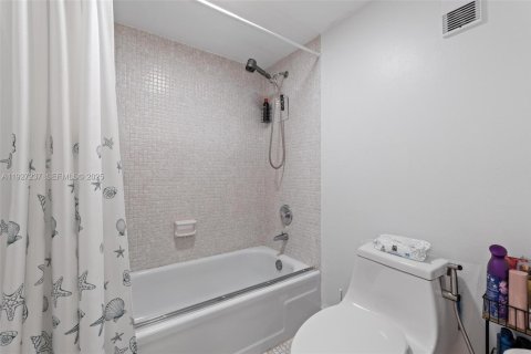 Copropriété à vendre à Miami, Floride: 2 chambres, 111.2 m2 № 1987012 - photo 15