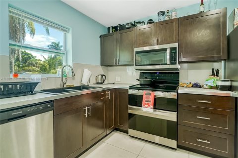 House in Hallandale Beach, Florida 4 bedrooms, 143.26 sq.m. № 1704382 - photo 4