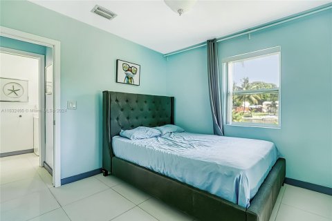 House in Hallandale Beach, Florida 4 bedrooms, 143.26 sq.m. № 1704382 - photo 14
