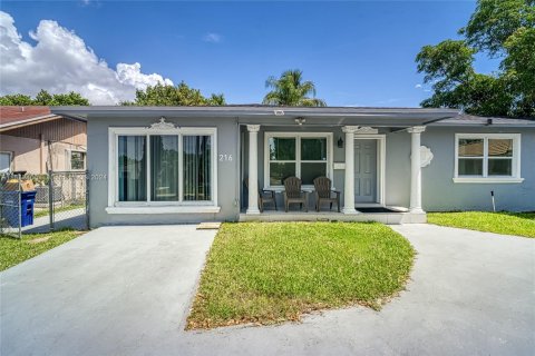 House in Hallandale Beach, Florida 4 bedrooms, 143.26 sq.m. № 1704382 - photo 1