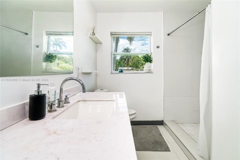 House in Hallandale Beach, Florida 4 bedrooms, 143.26 sq.m. № 1704382 - photo 20