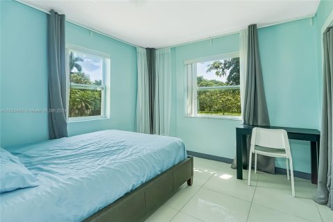 House in Hallandale Beach, Florida 4 bedrooms, 143.26 sq.m. № 1704382 - photo 12