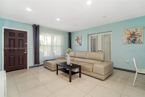House in Hallandale Beach, Florida 4 bedrooms, 143.26 sq.m. № 1704382 - photo 11