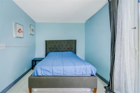 House in Hallandale Beach, Florida 4 bedrooms, 143.26 sq.m. № 1704382 - photo 30