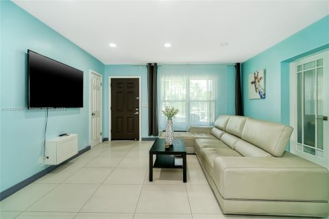 House in Hallandale Beach, Florida 4 bedrooms, 143.26 sq.m. № 1704382 - photo 9