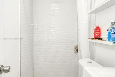 House in Hallandale Beach, Florida 4 bedrooms, 143.26 sq.m. № 1704382 - photo 28
