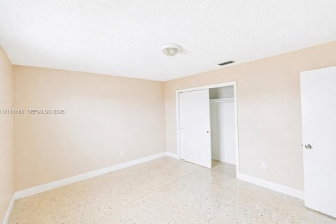 Apartamento en alquiler en Hialeah, Florida, 1 dormitorio № 2435730 - foto 4