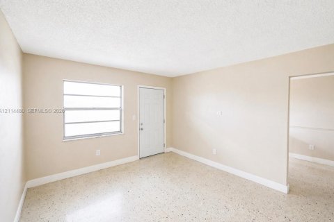 Apartamento en alquiler en Hialeah, Florida, 1 dormitorio № 2435730 - foto 6