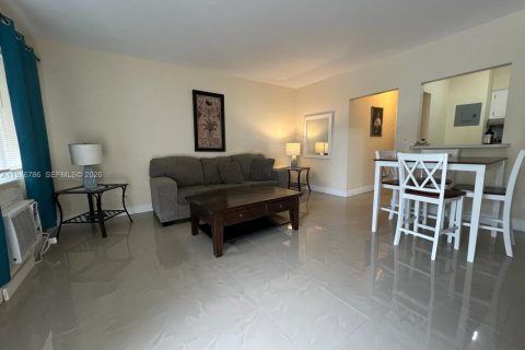 Condo in Hallandale Beach, Florida, 1 bedroom  № 2041540