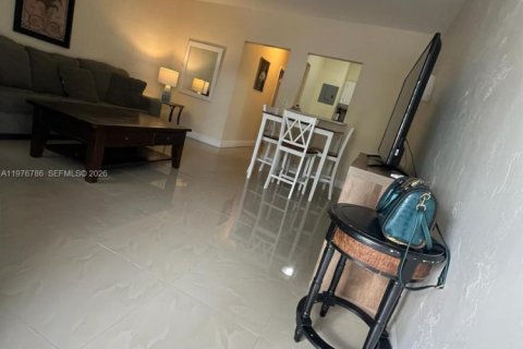 Condo in Hallandale Beach, Florida, 1 bedroom  № 2041540 - photo 4