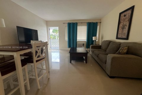 Condo in Hallandale Beach, Florida, 1 bedroom  № 2041540 - photo 3