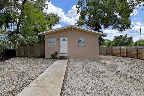 Propiedad comercial en Tampa, Florida 6 dormitorios, 160.35 m2 № 2220829