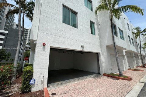 Townhouse in Hollywood, Florida 4 bedrooms, 197.6 sq.m. № 1954296 - photo 16