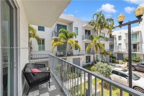 Townhouse in Hollywood, Florida 4 bedrooms, 197.6 sq.m. № 1954296 - photo 1