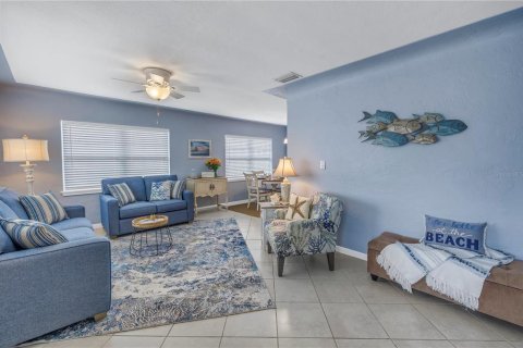 House in Saint Petersburg, Florida 3 bedrooms, 136.47 sq.m. № 1567512 - photo 6
