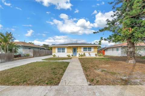 House in Saint Petersburg, Florida 3 bedrooms, 136.47 sq.m. № 1567512 - photo 3