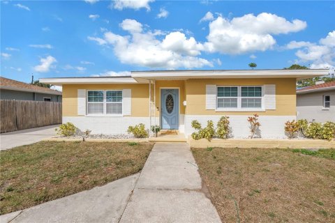 House in Saint Petersburg, Florida 3 bedrooms, 136.47 sq.m. № 1567512 - photo 5