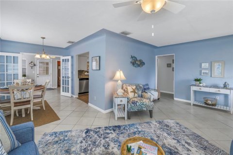 House in Saint Petersburg, Florida 3 bedrooms, 136.47 sq.m. № 1567512 - photo 8